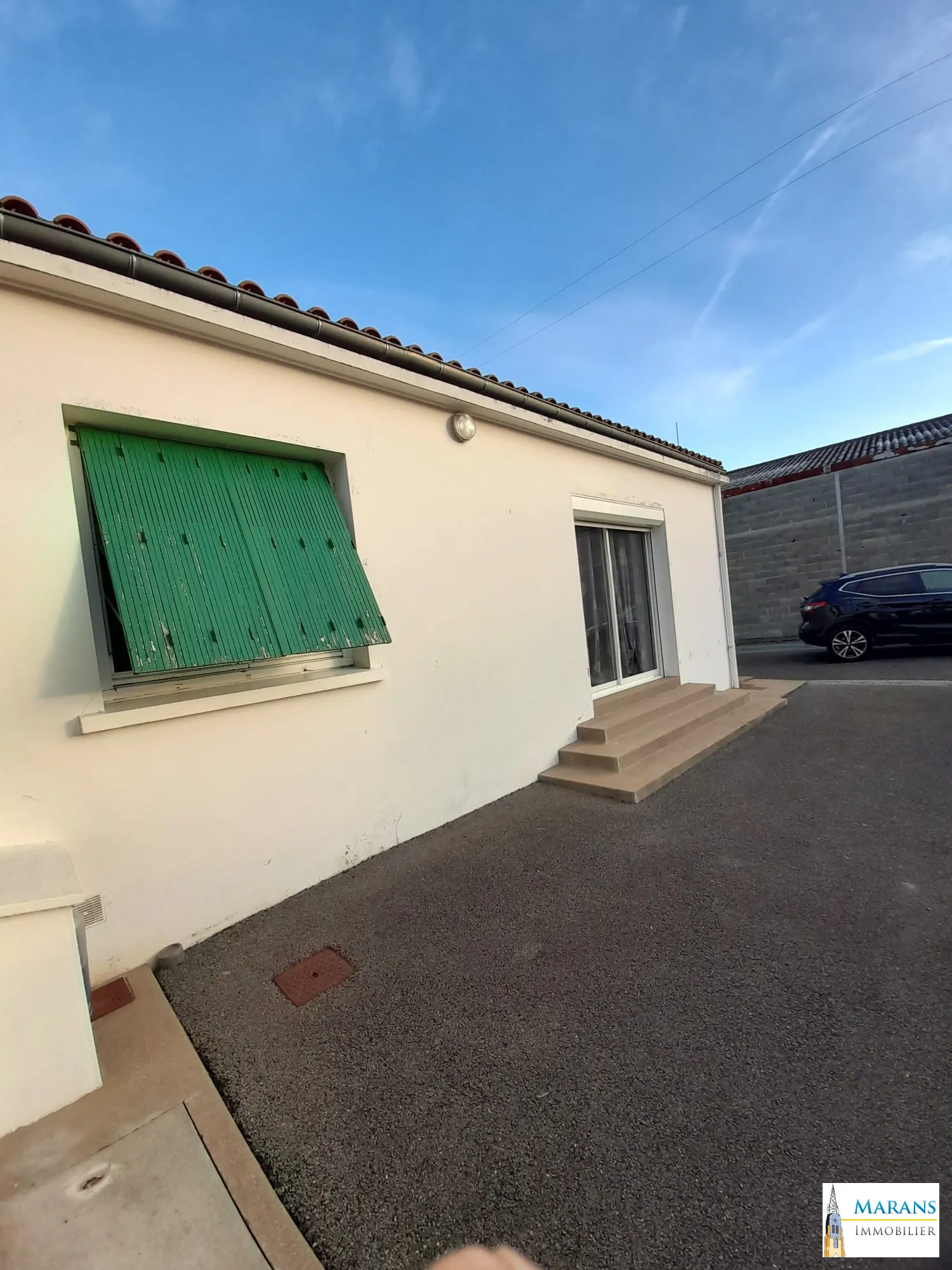 Baie DV volet électrique Maison de plain-pied 100 m² avec 3 chambres, garage et dépendances à La Ronde 