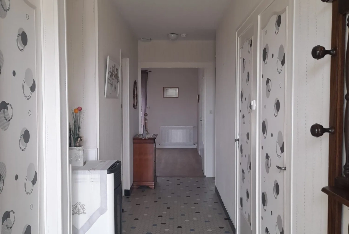 Maison de plain-pied 100 m² avec 3 chambres, garage et dépendances à La Ronde 