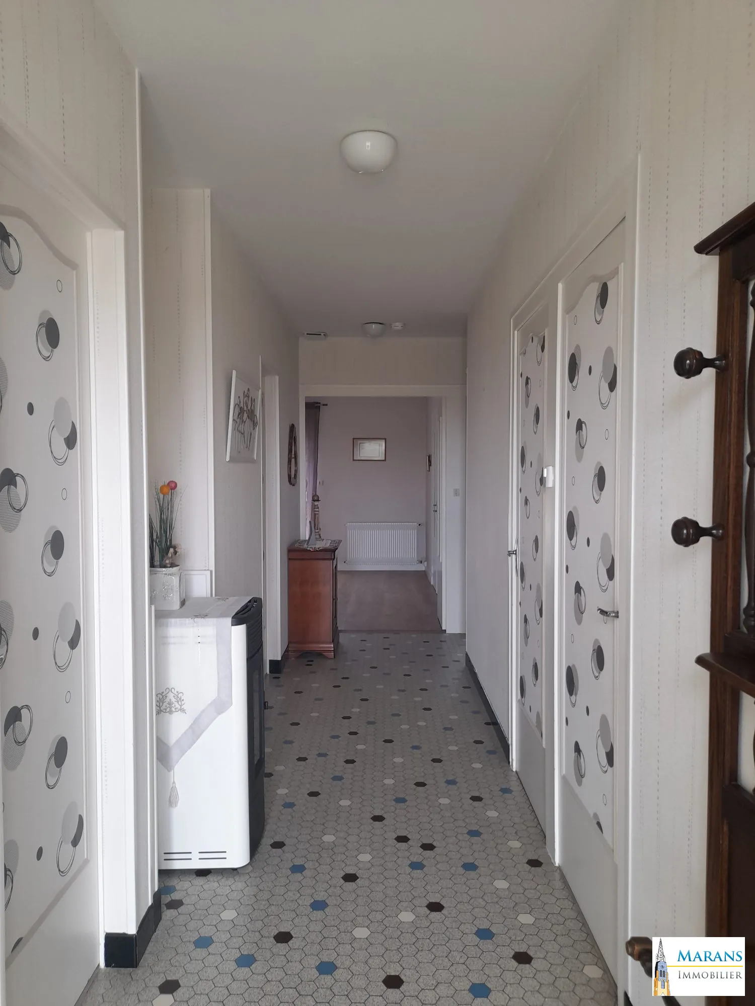 Maison de plain-pied 100 m² avec 3 chambres, garage et dépendances à La Ronde 