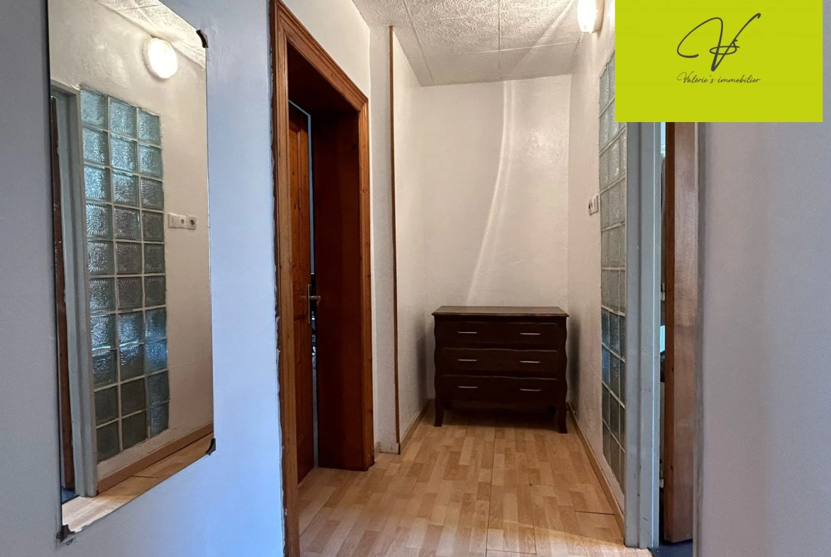 Maison semi-mitoyenne à Sarreguemines proche du centre-ville avec potentiel de création d'appartement 
