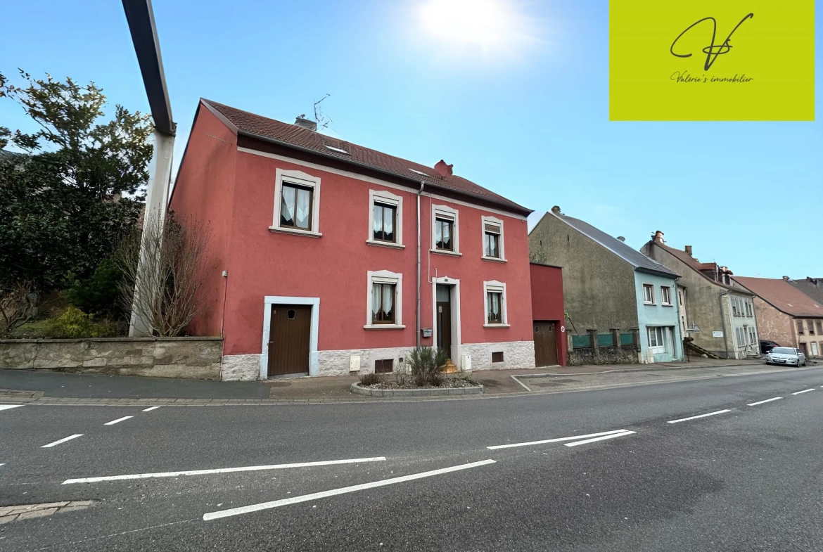 Maison semi-mitoyenne à Sarreguemines proche du centre-ville avec potentiel de création d'appartement 