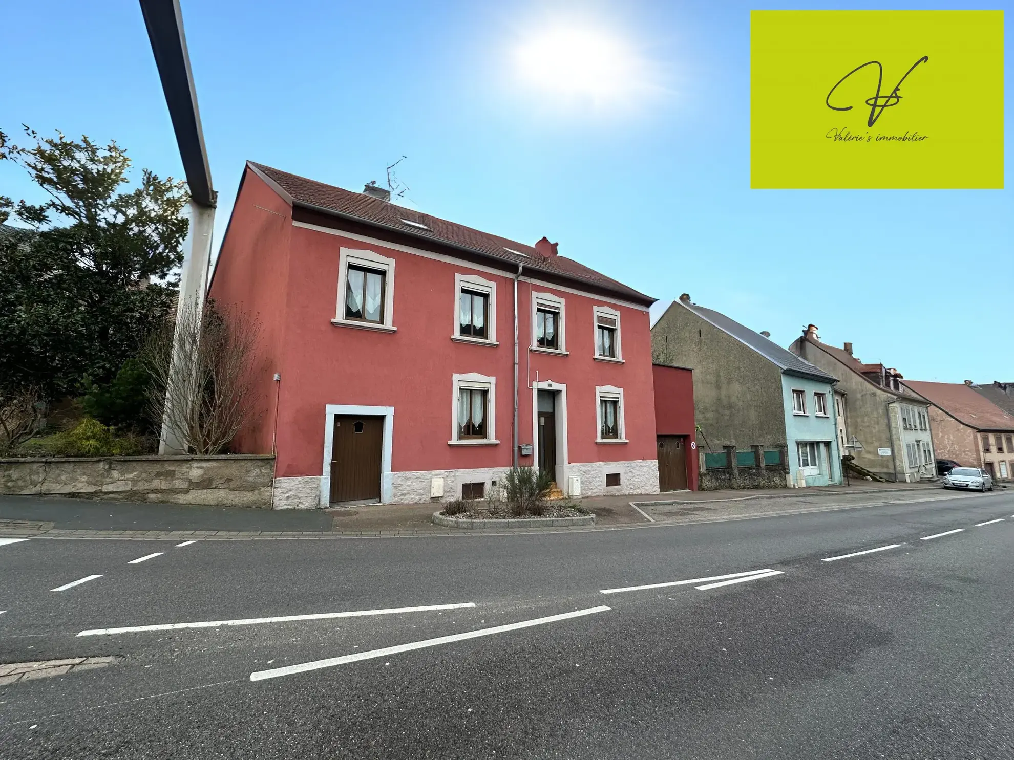 Maison semi-mitoyenne à Sarreguemines proche du centre-ville avec potentiel de création d'appartement 