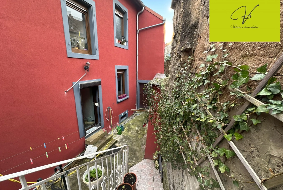 Maison semi-mitoyenne à Sarreguemines proche du centre-ville avec potentiel de création d'appartement 