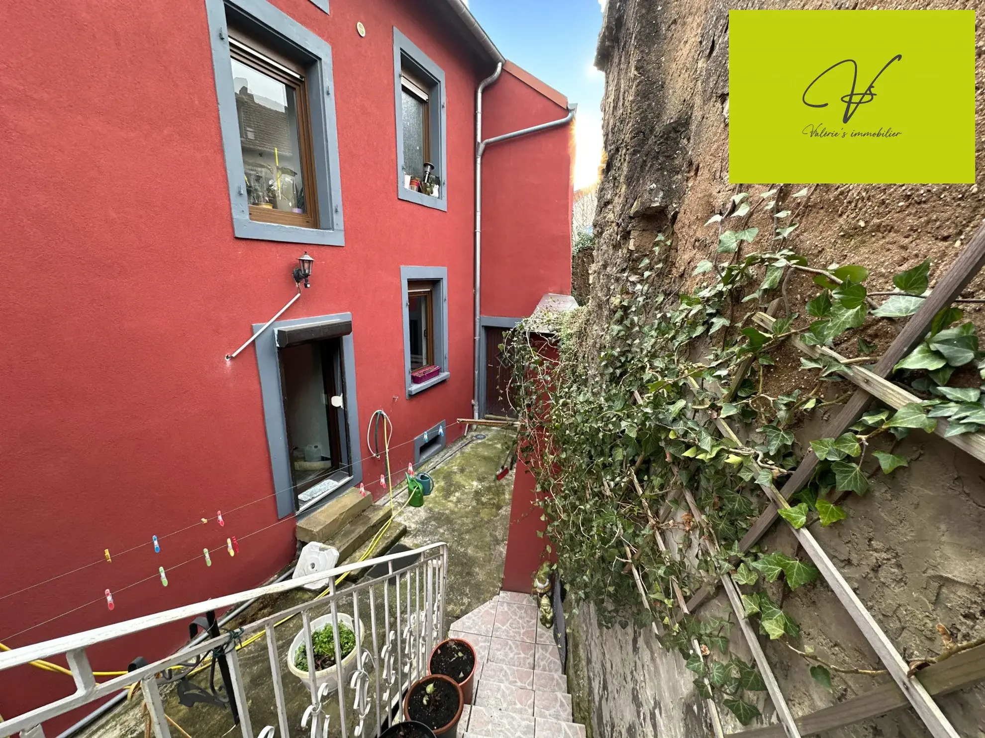 Maison semi-mitoyenne à Sarreguemines proche du centre-ville avec potentiel de création d'appartement 