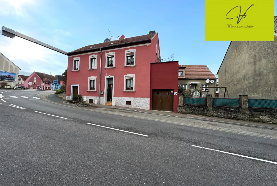 Maison semi-mitoyenne à Sarreguemines proche du centre-ville avec potentiel de création d'appartement 