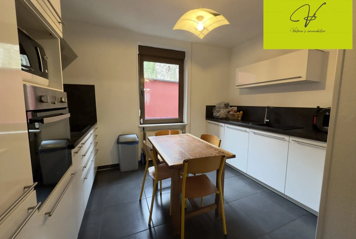 Maison semi-mitoyenne à Sarreguemines proche du centre-ville avec potentiel de création d'appartement 