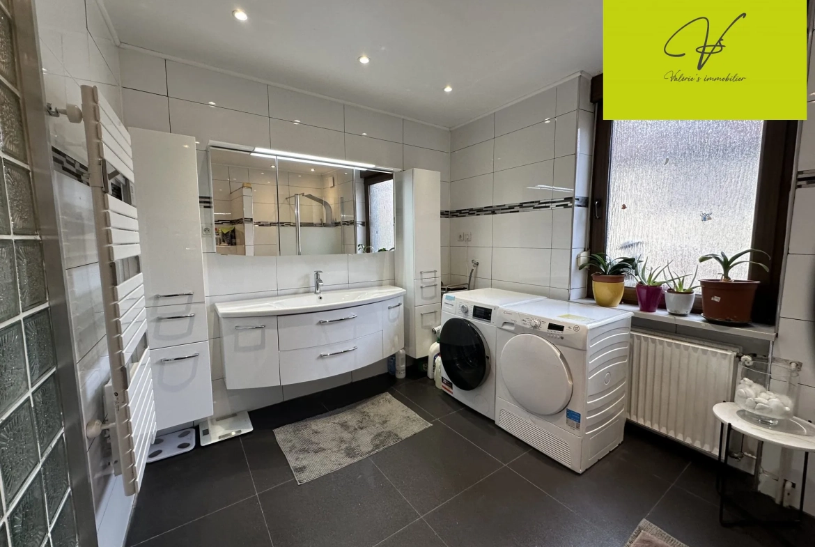 Maison semi-mitoyenne à Sarreguemines proche du centre-ville avec potentiel de création d'appartement 