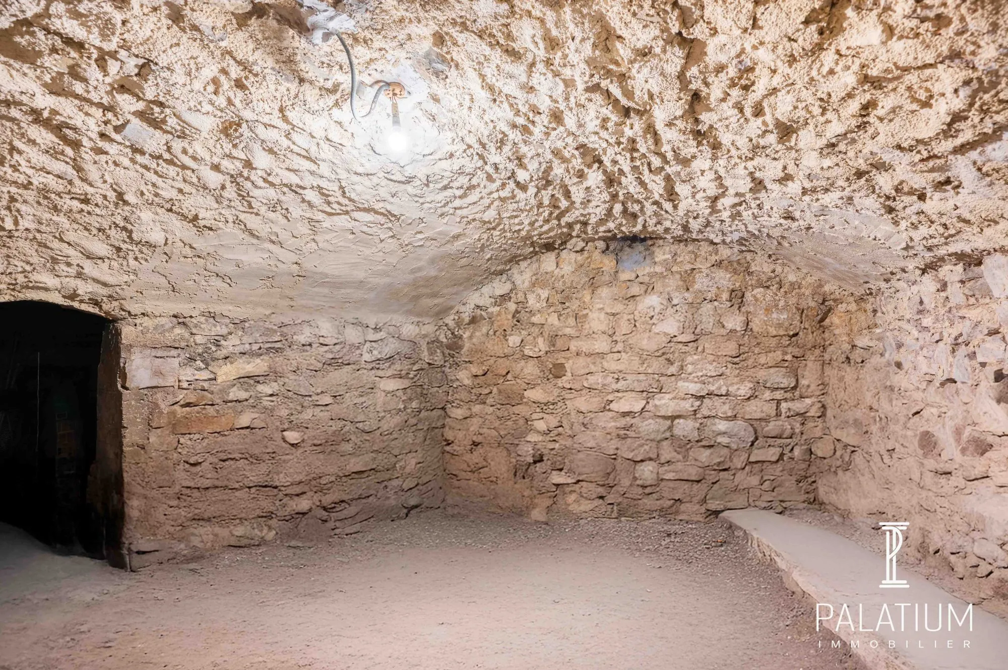 Agréable studio de 41 m² avec cave à Gréoux-les-Bains - Opportunité idéale 