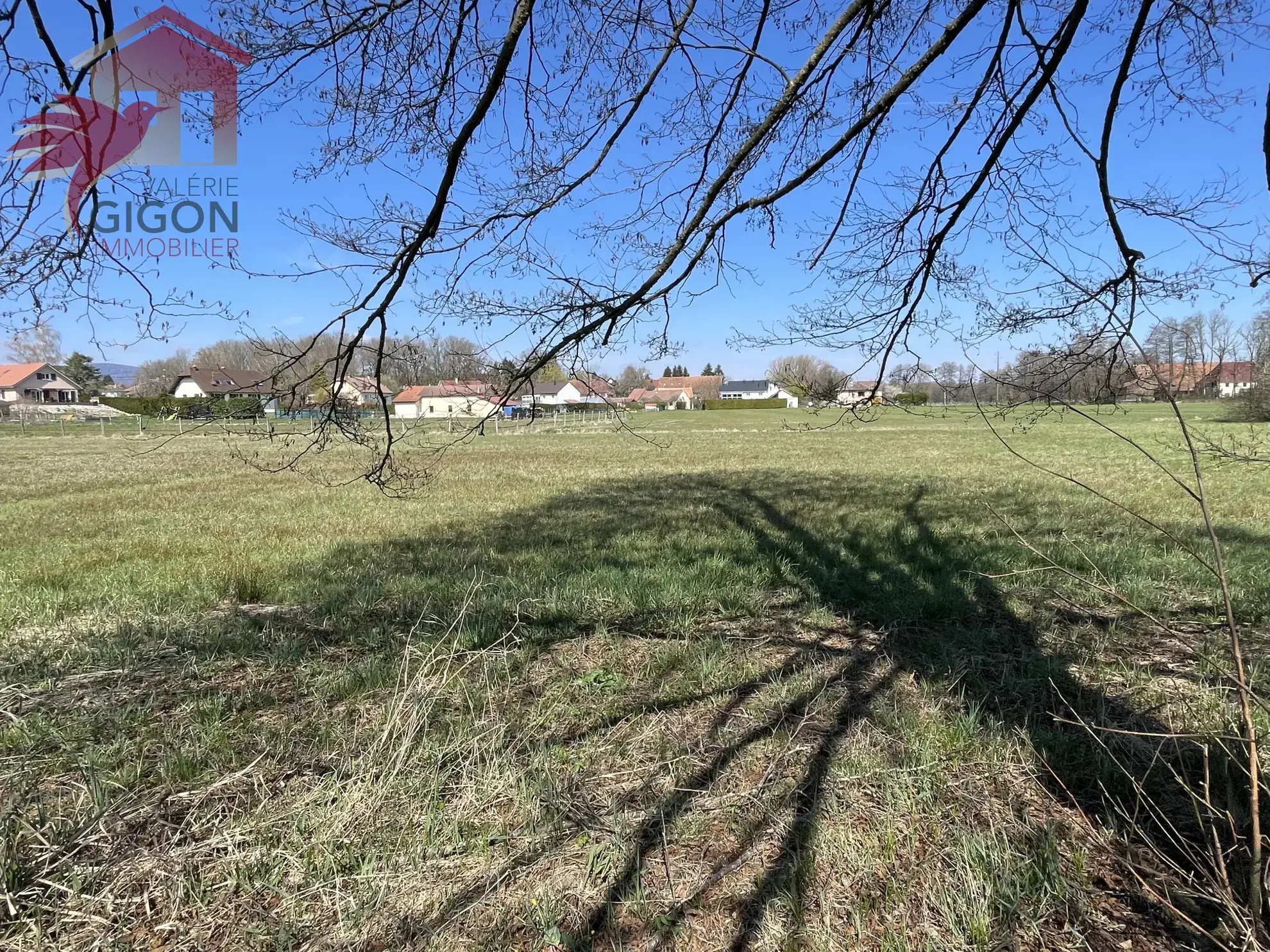 Terrain constructible à Fontaine avec vue dégagée - 13 ares 
