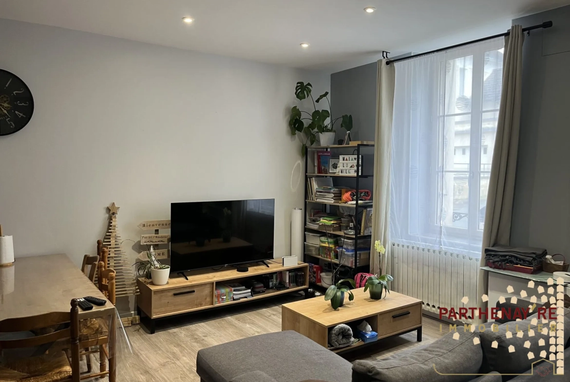 Maison de ville rénovée avec jardin et garage à Parthenay 