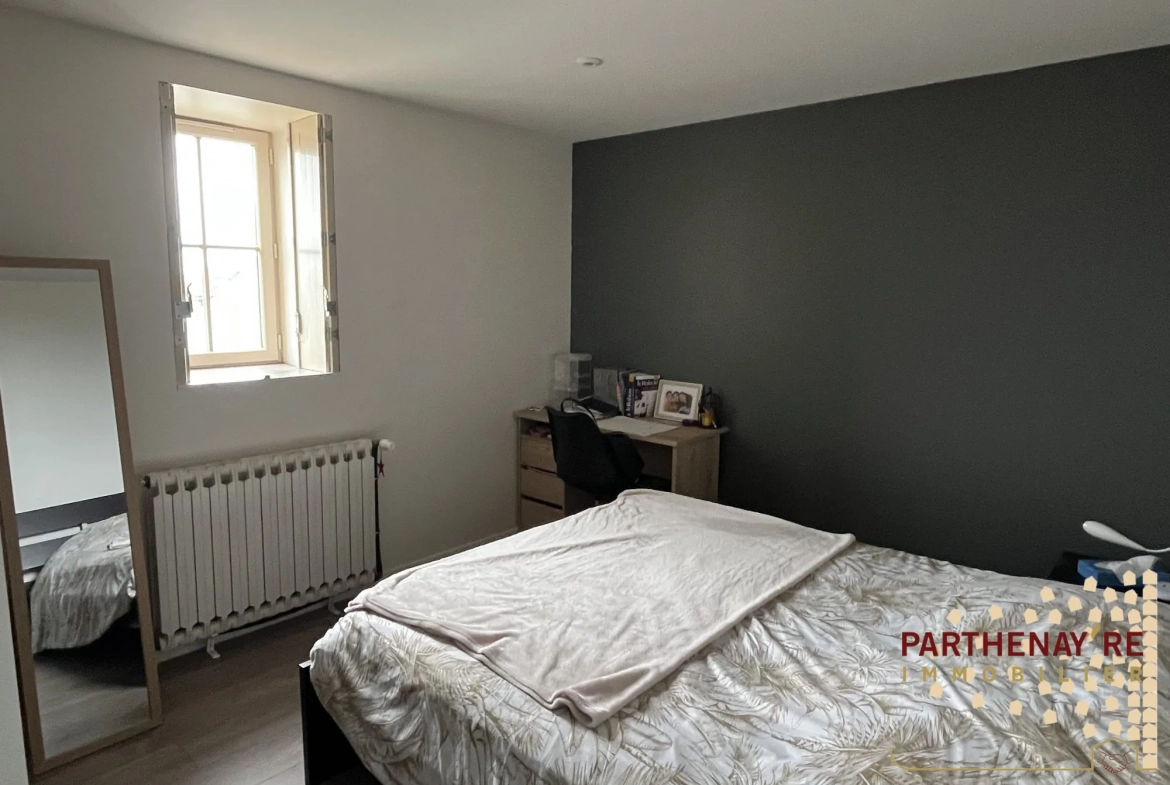 Maison de ville rénovée avec jardin et garage à Parthenay 