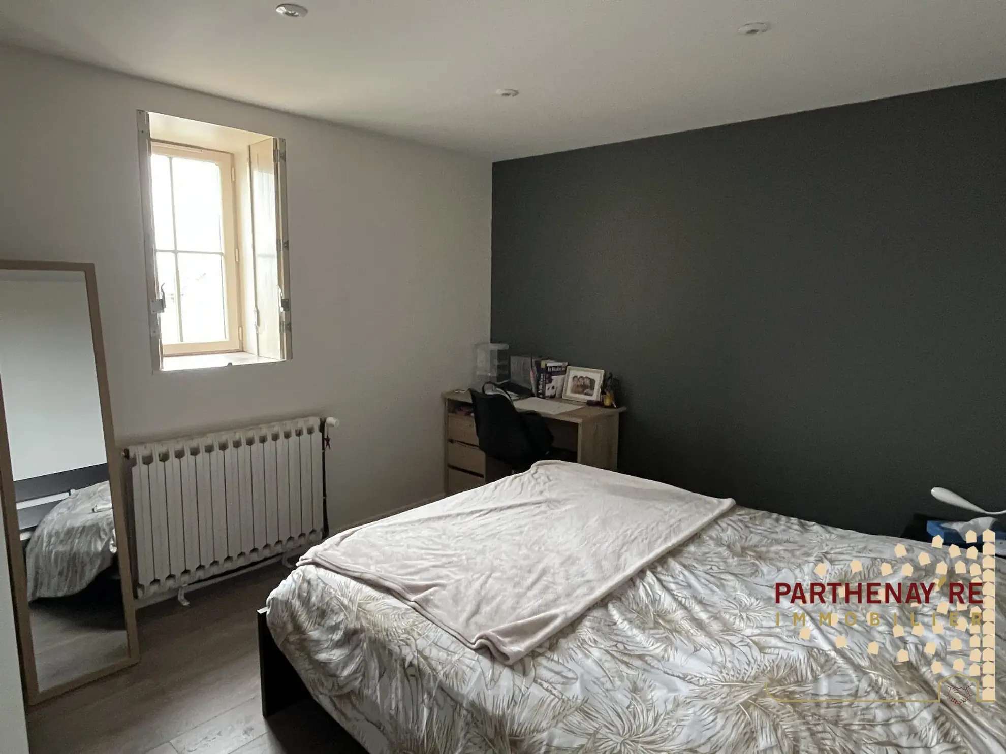 Maison de ville rénovée avec jardin et garage à Parthenay 