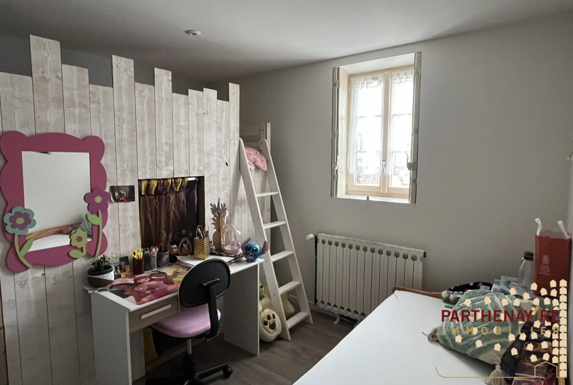 Maison de ville rénovée avec jardin et garage à Parthenay 