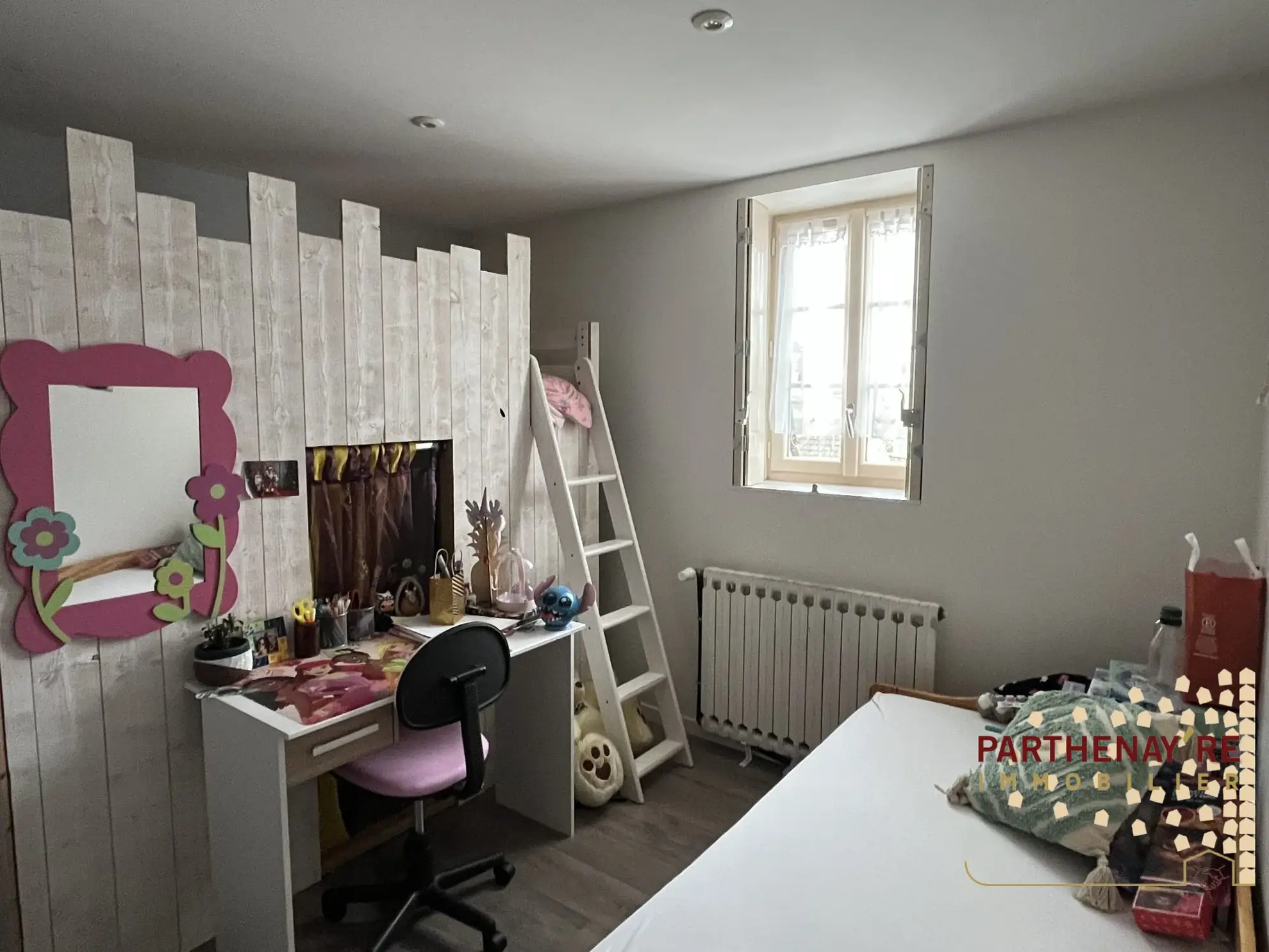 Maison de ville rénovée avec jardin et garage à Parthenay 