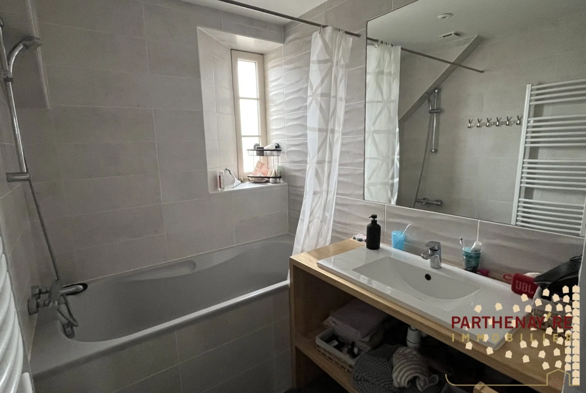 Maison de ville rénovée avec jardin et garage à Parthenay 