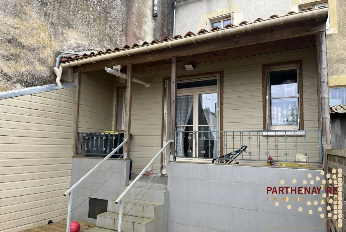 Maison de ville rénovée avec jardin et garage à Parthenay 