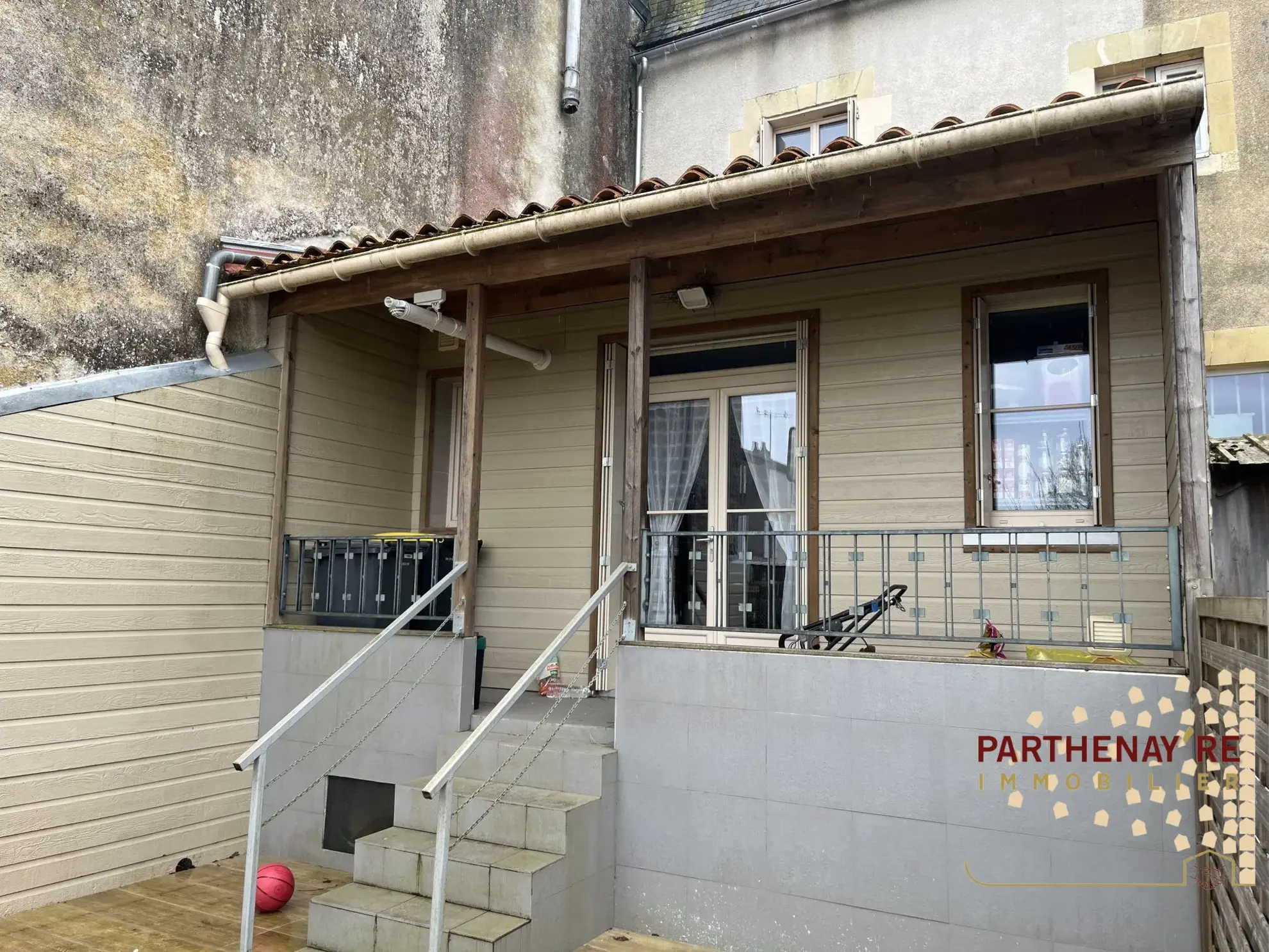 Maison de ville rénovée avec jardin et garage à Parthenay 