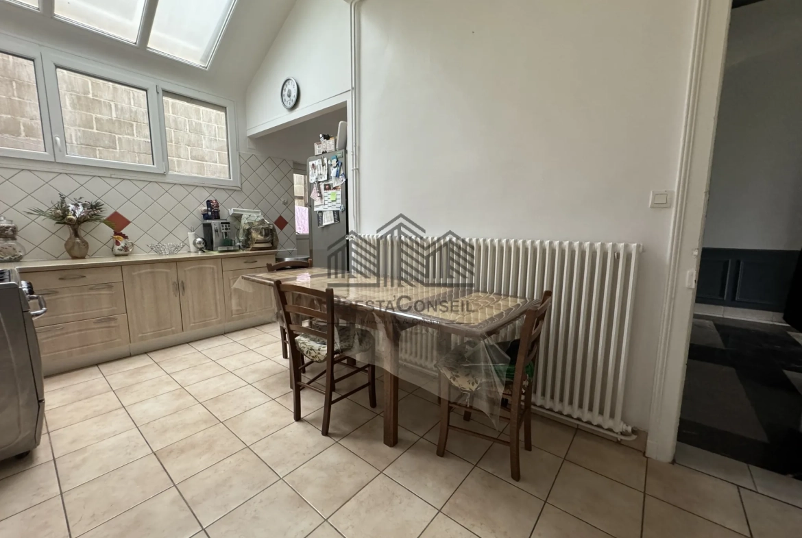 Maison de maître à Elbeuf de 168 m² avec jardin, garage, 5 chambres 