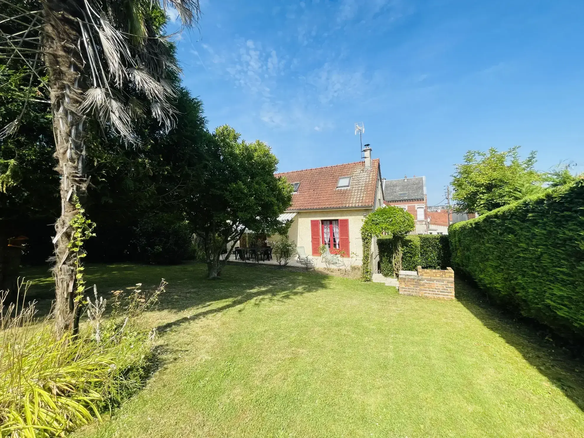 Vente d'une maison familiale à Saint-Quentin avec sous-sol complet et jardin 