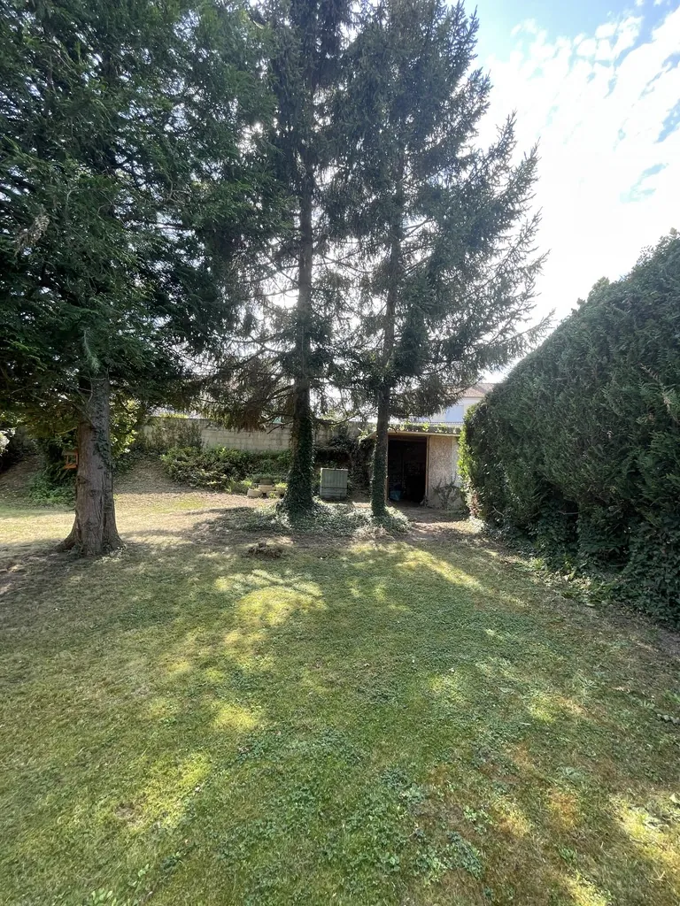 Vente d'une maison familiale à Saint-Quentin avec sous-sol complet et jardin 