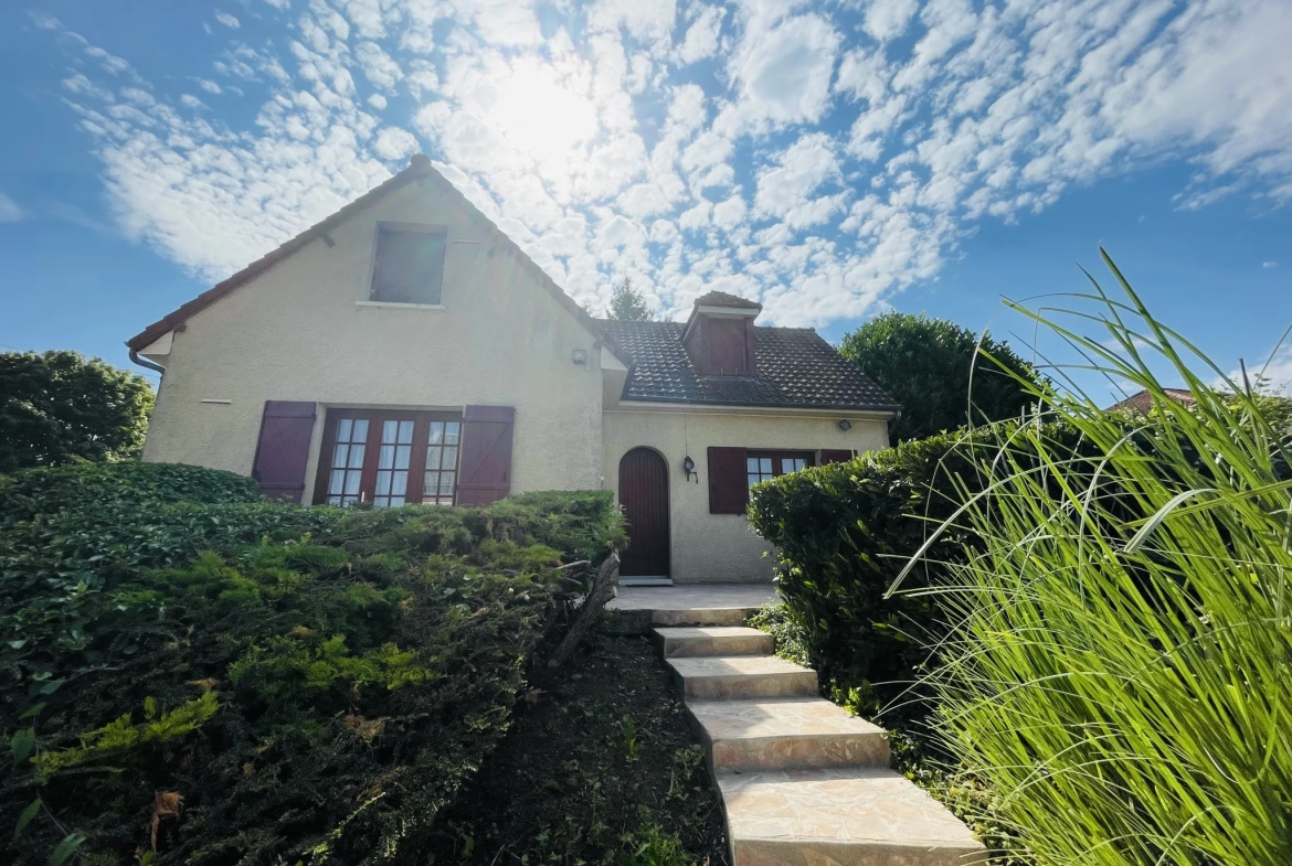 Vente d'une maison familiale à Saint-Quentin avec sous-sol complet et jardin 