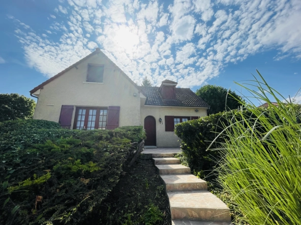 Vente d'une maison familiale à Saint-Quentin avec sous-sol complet et jardin
