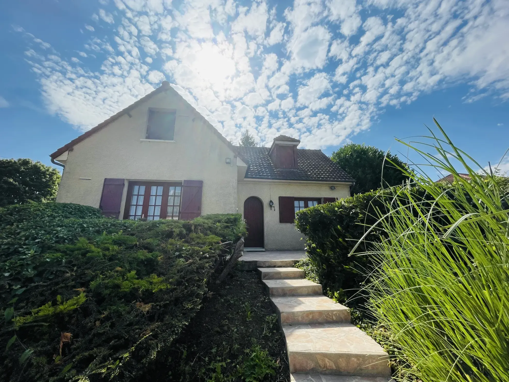 Vente d'une maison familiale à Saint-Quentin avec sous-sol complet et jardin 