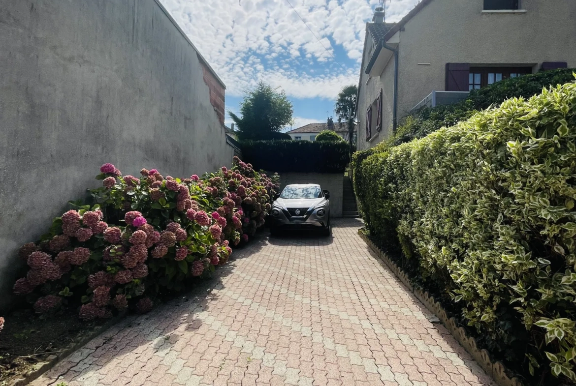 Vente d'une maison familiale à Saint-Quentin avec sous-sol complet et jardin 