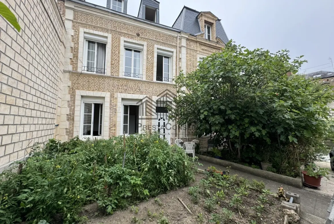 Maison de maître à Elbeuf de 168 m² avec jardin, garage, 5 chambres 