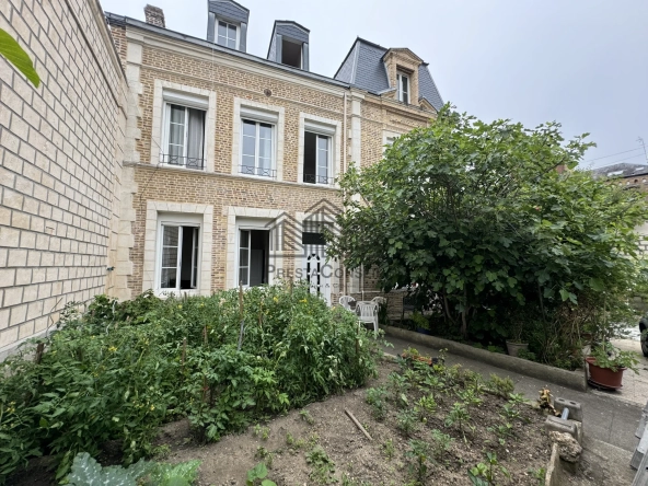 Maison de maître à Elbeuf de 168 m² avec jardin, garage, 5 chambres