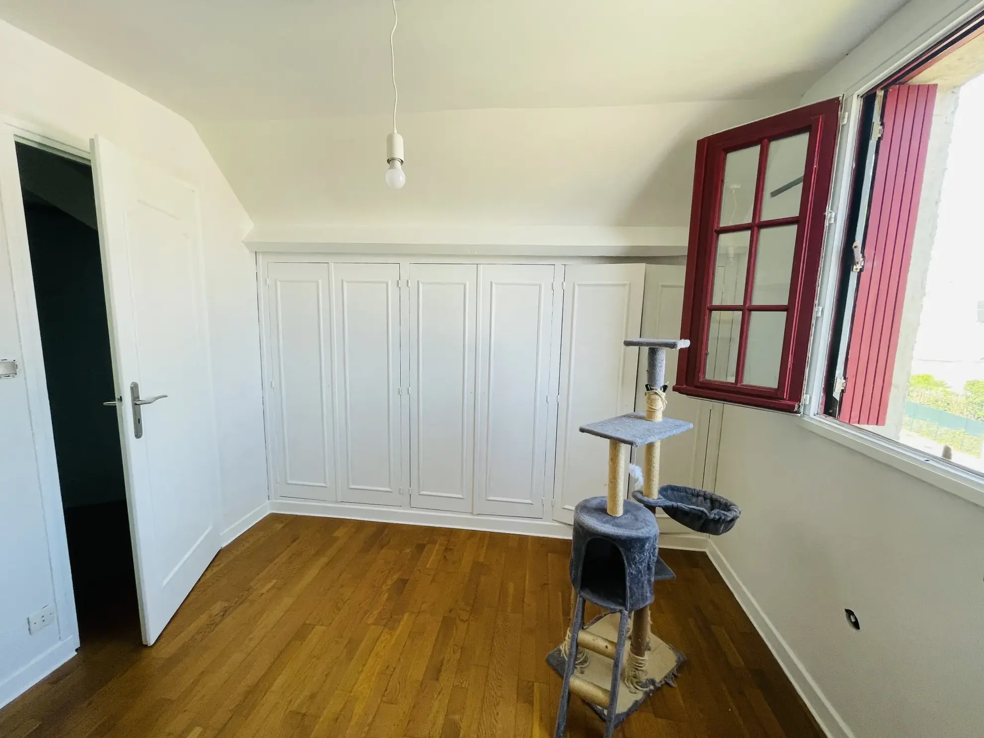 Vente d'une maison familiale à Saint-Quentin avec sous-sol complet et jardin 