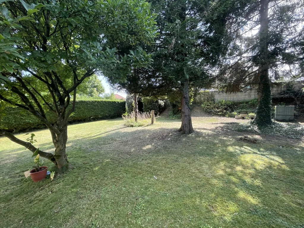 Vente d'une maison familiale à Saint-Quentin avec sous-sol complet et jardin 