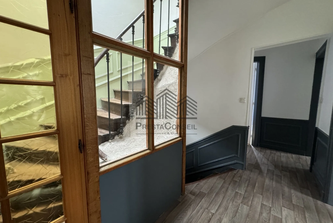 Maison de maître à Elbeuf de 168 m² avec jardin, garage, 5 chambres 