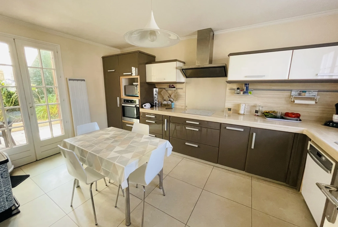 Vente d'une maison familiale à Saint-Quentin avec sous-sol complet et jardin 