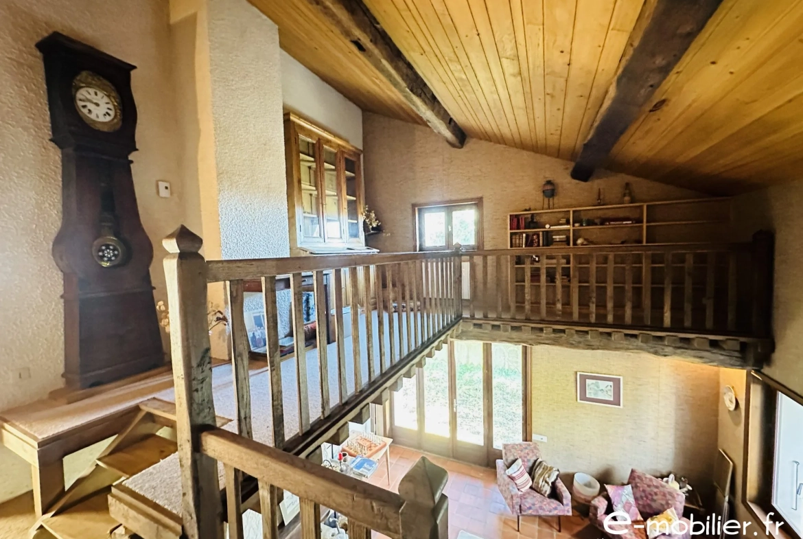 Maison à vendre à Charlieu de 172 m² avec grand terrain et charme authentique 