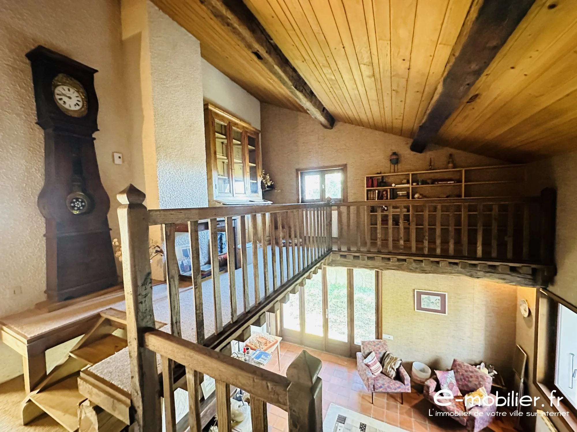 Maison à vendre à Charlieu de 172 m² avec grand terrain et charme authentique 