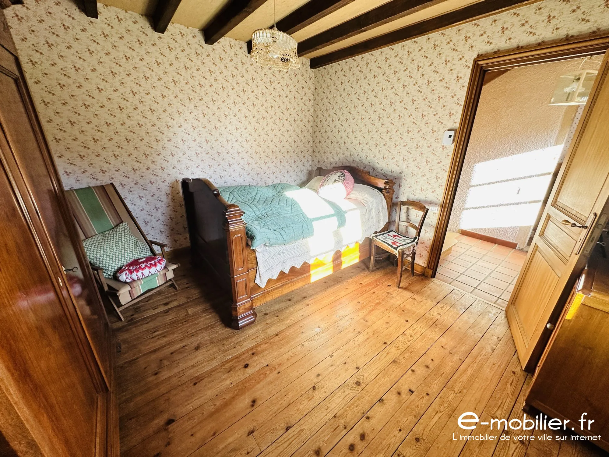 Maison à vendre à Charlieu de 172 m² avec grand terrain et charme authentique 
