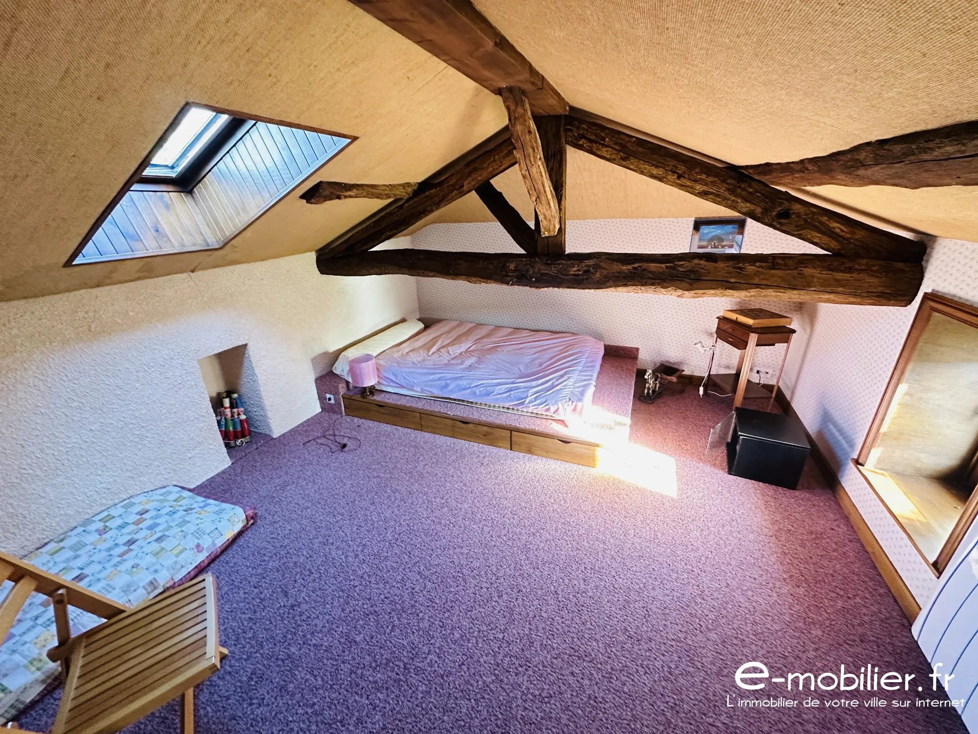 Maison à vendre à Charlieu de 172 m² avec grand terrain et charme authentique 