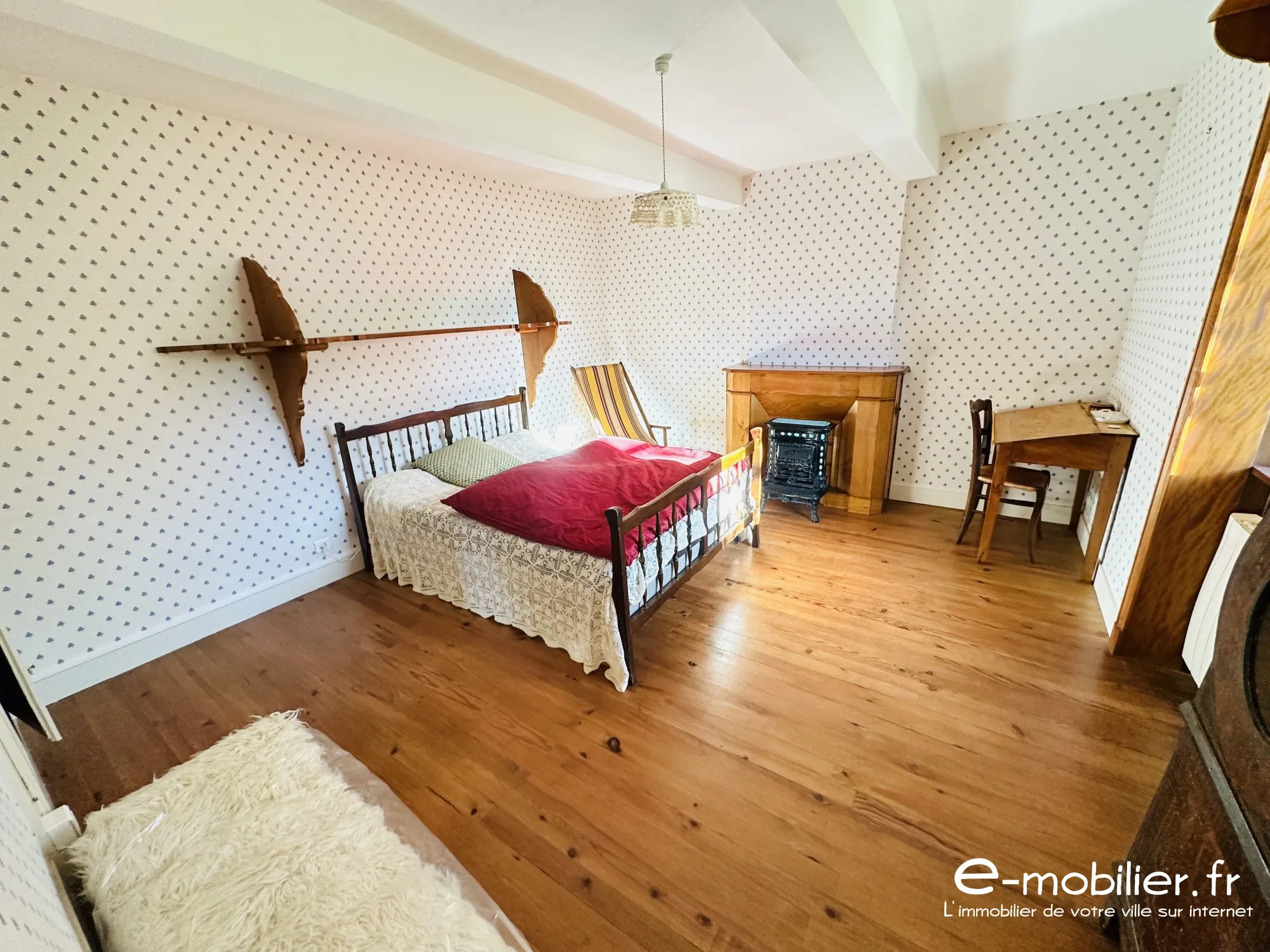 Maison à vendre à Charlieu de 172 m² avec grand terrain et charme authentique 