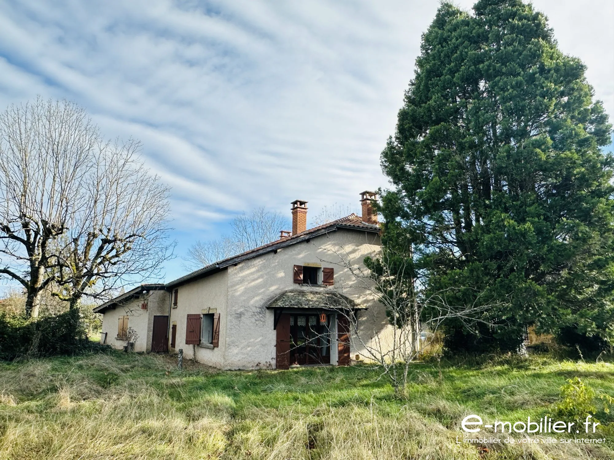 Maison à vendre à Charlieu de 172 m² avec grand terrain et charme authentique 