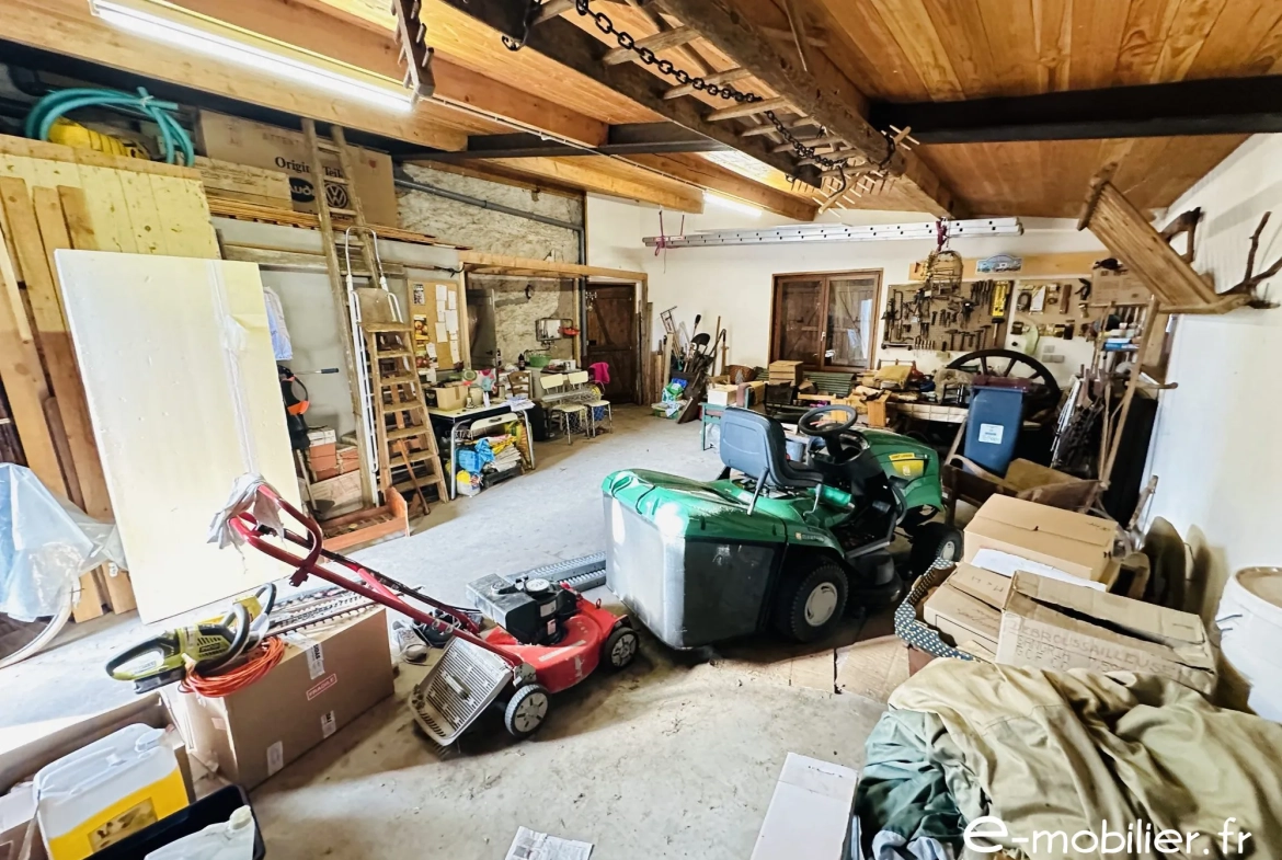 Maison à vendre à Charlieu de 172 m² avec grand terrain et charme authentique 