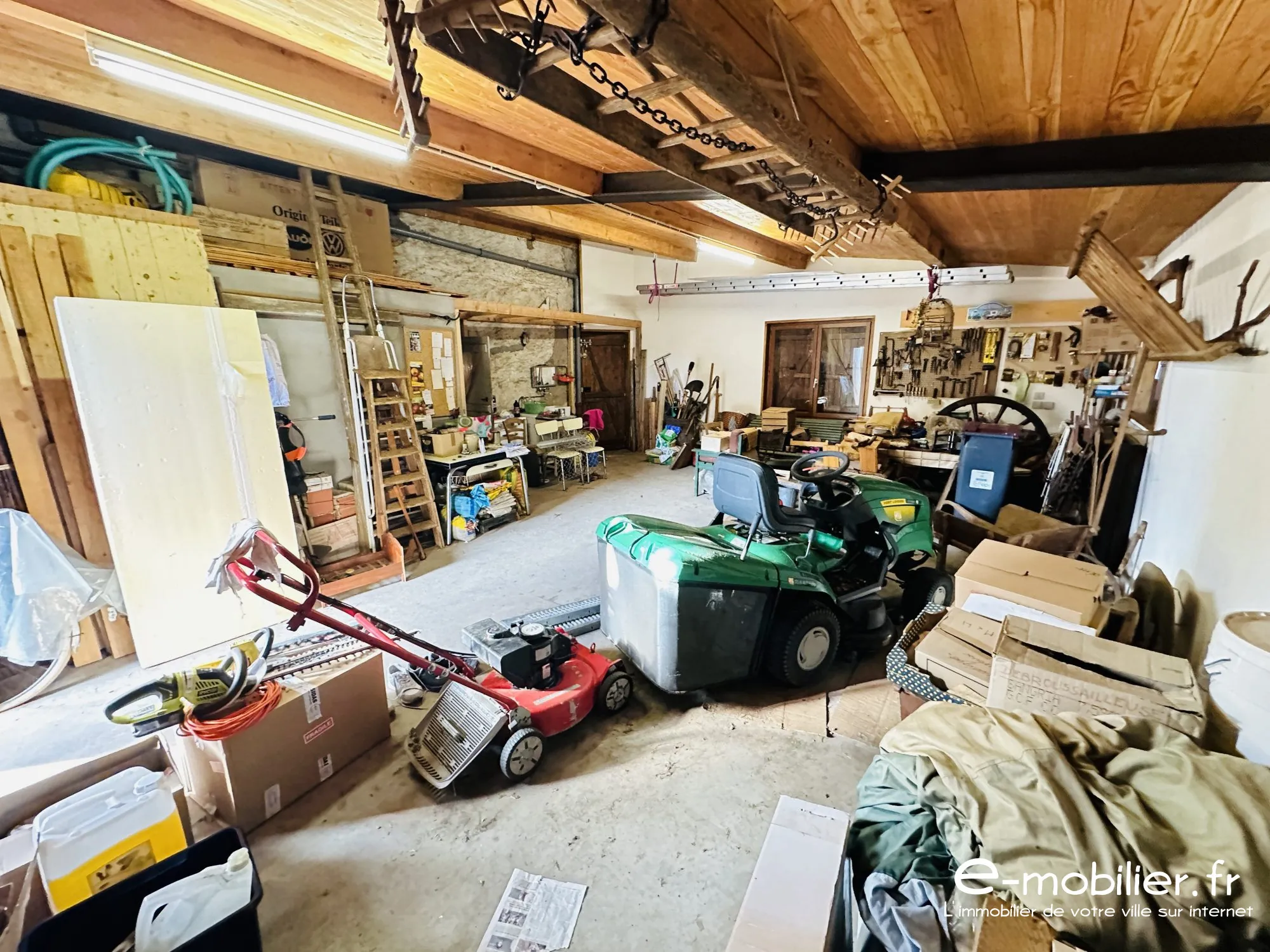 Maison à vendre à Charlieu de 172 m² avec grand terrain et charme authentique 
