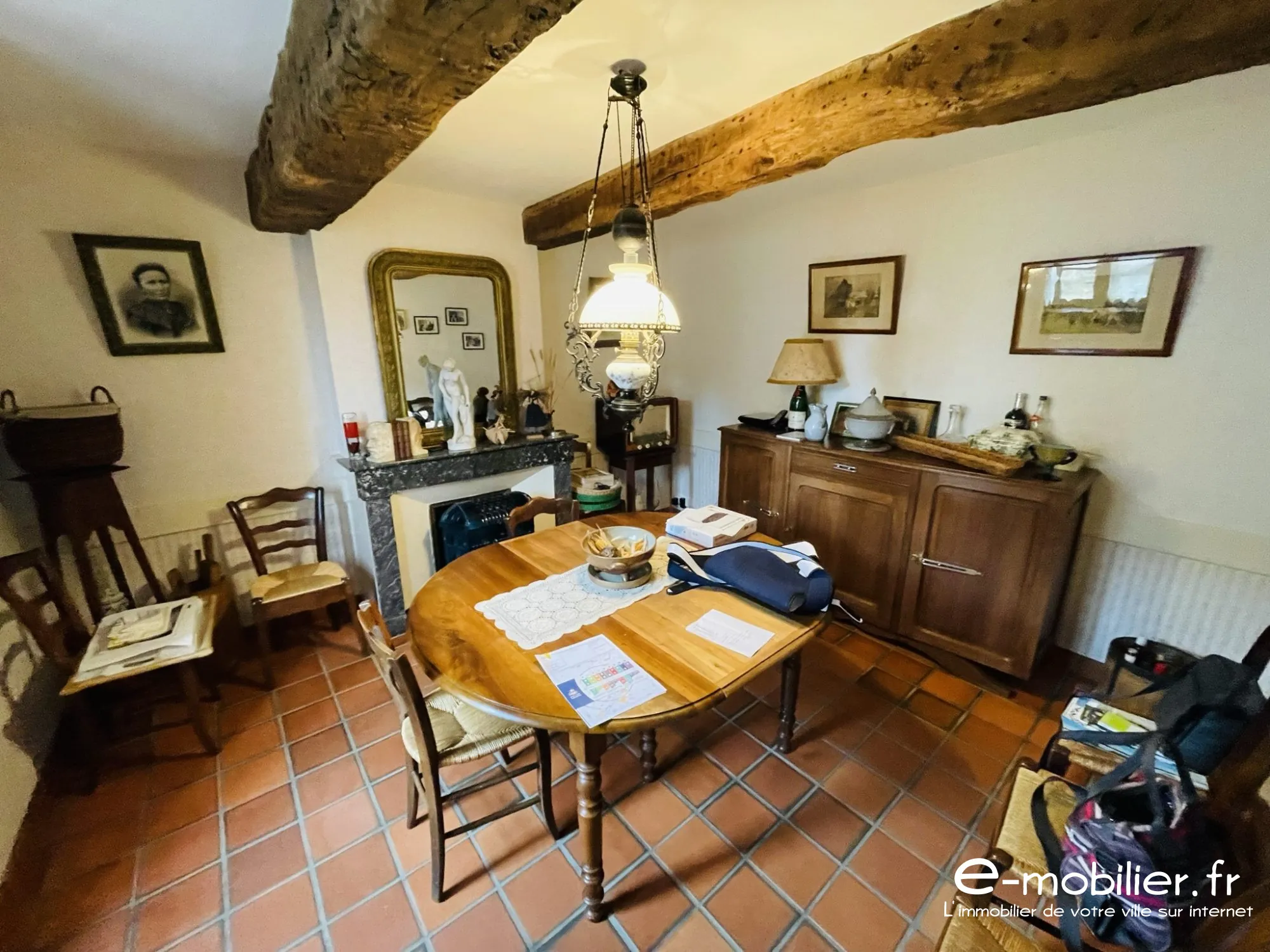 Maison à vendre à Charlieu de 172 m² avec grand terrain et charme authentique 