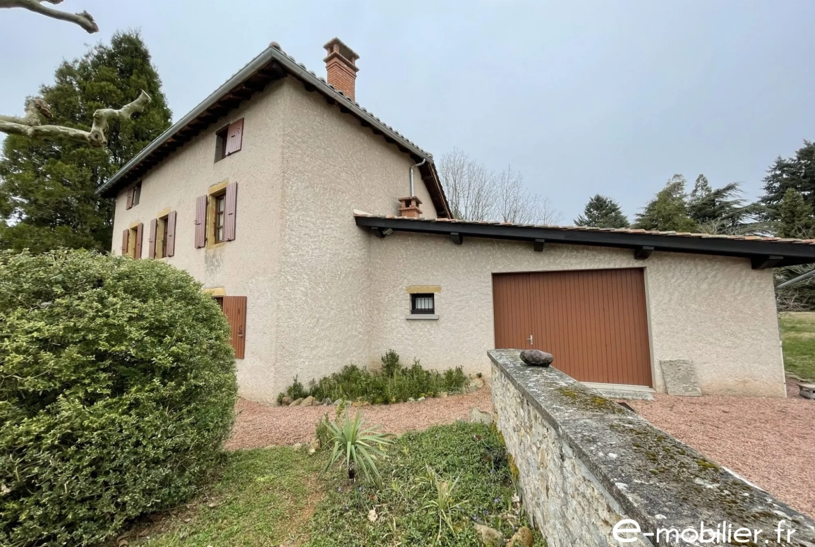Maison à vendre à Charlieu de 172 m² avec grand terrain et charme authentique 
