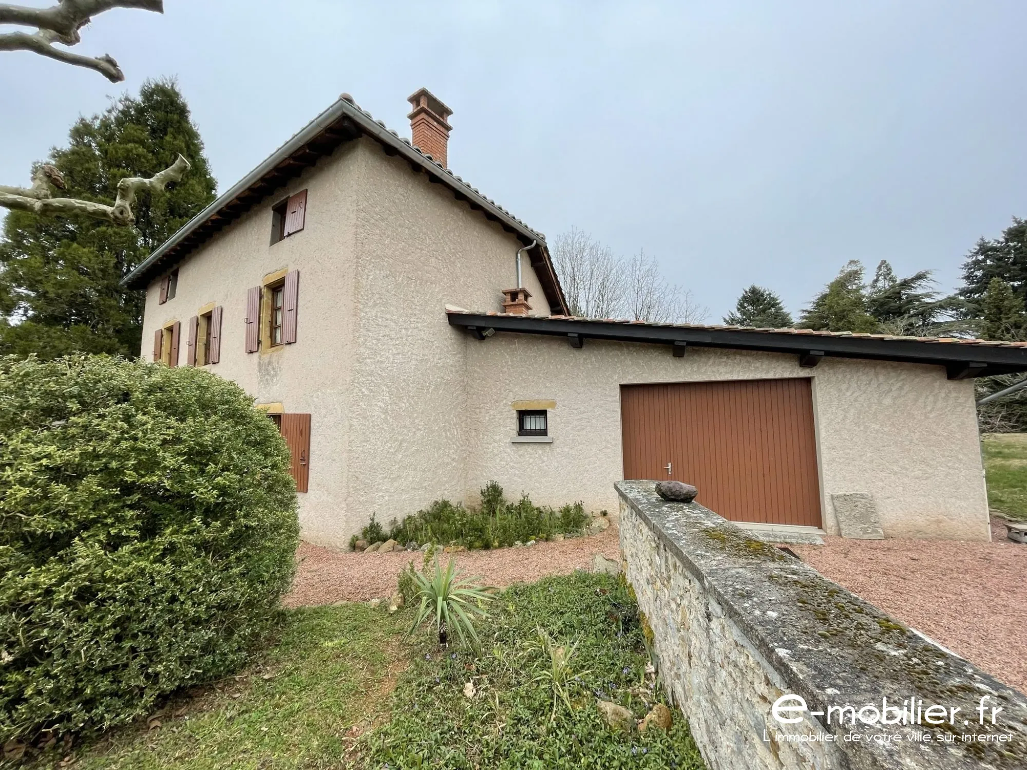 Maison à vendre à Charlieu de 172 m² avec grand terrain et charme authentique 