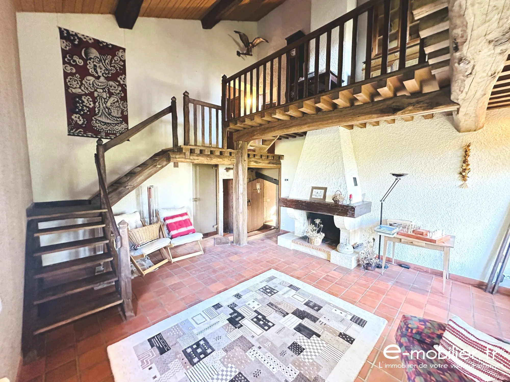 Maison à vendre à Charlieu de 172 m² avec grand terrain et charme authentique 