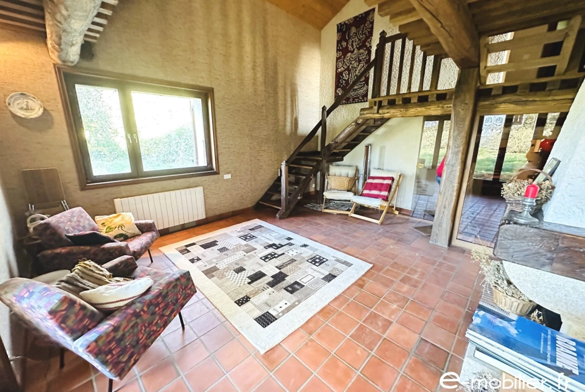 Maison à vendre à Charlieu de 172 m² avec grand terrain et charme authentique 