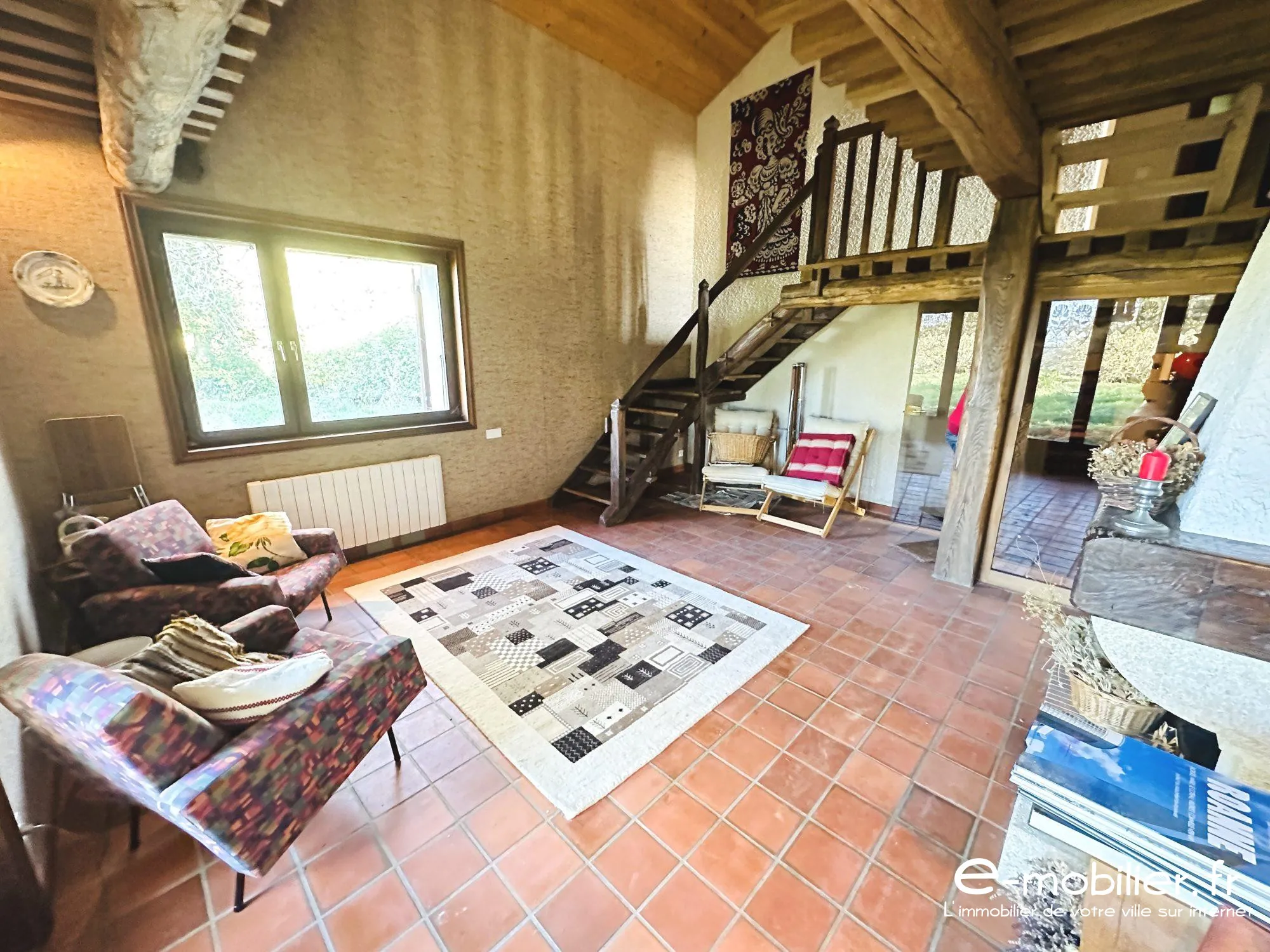 Maison à vendre à Charlieu de 172 m² avec grand terrain et charme authentique 