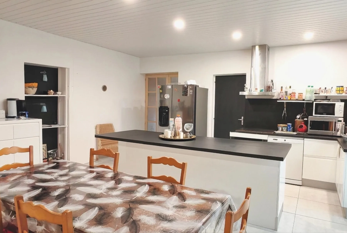 Grande maison avec gîte à vendre à Saint Maurice des Noues - 270 m² 