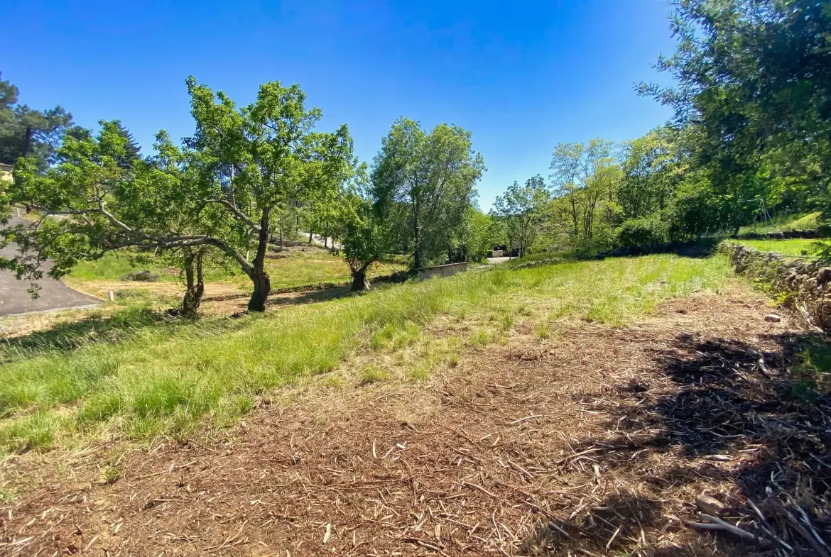 Terrain constructible de 883 m² à Mercuër, proche d'Aubenas 